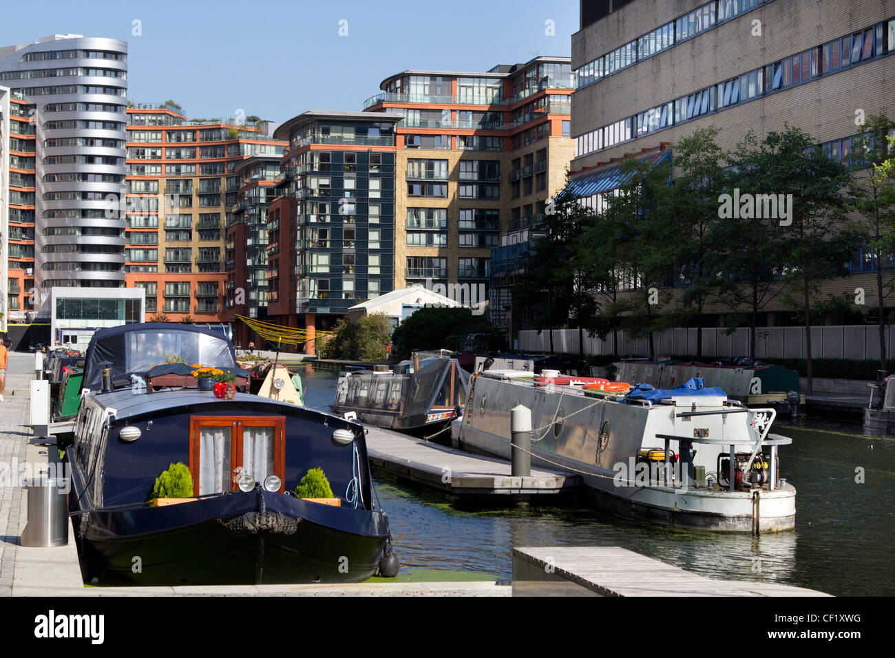 Die Architektur des West End-Kai in Paddington Basin, Bestandteil der Paddington Waterside-Entwicklung Stockfoto
