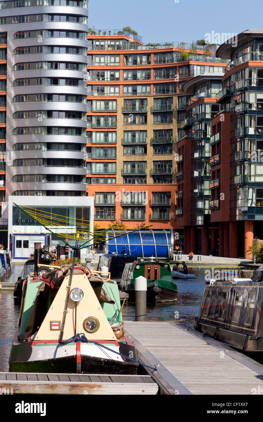 Die Architektur des West End-Kai in Paddington Basin, Bestandteil der Paddington Waterside-Entwicklung Stockfoto