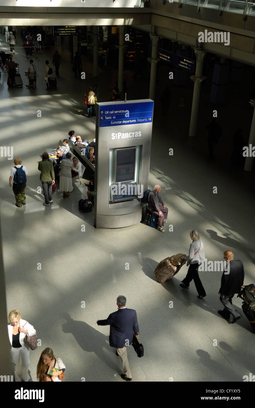 Pendler und Touristen zu Fuß entlang der Bahnhofshalle am Bahnhof St. Pancras International station, den Ausgangspunkt für den Eurostar und Stockfoto