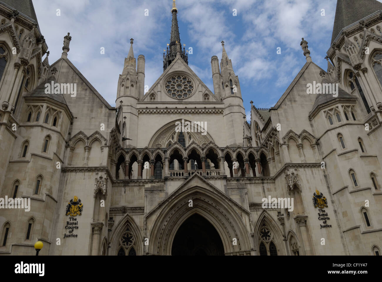 Die Vorderseite des Royal Courts of Justice. Die Royal Courts of Justice wurde 1882 eröffnet und beherbergt heute das Gericht von Appe Stockfoto