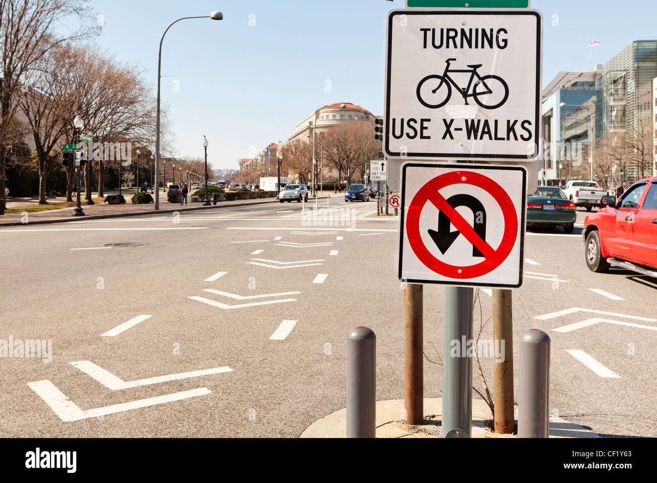 Verkehrszeichen in der Mitte der Straße Stockfoto