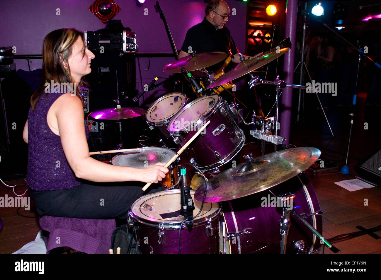 Ann Batty Schlagzeuger und Bassist Doug Long der nach Stunden Blues Band die live im Mangos Nachtclub in Dundee 2011, UK Stockfoto