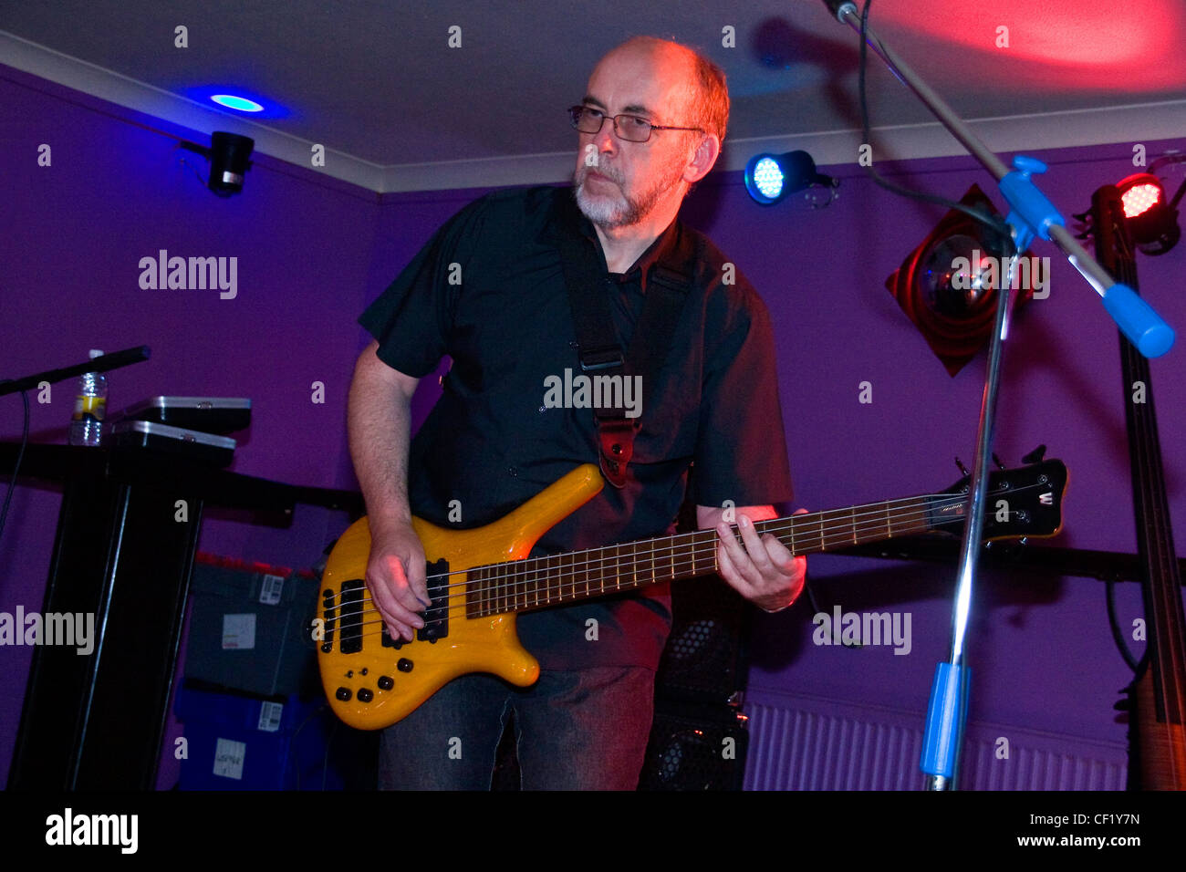 Bassist Doug Long der nach Stunden Blues Band die live im Mangos Nachtclub in Dundee 2011, UK Stockfoto