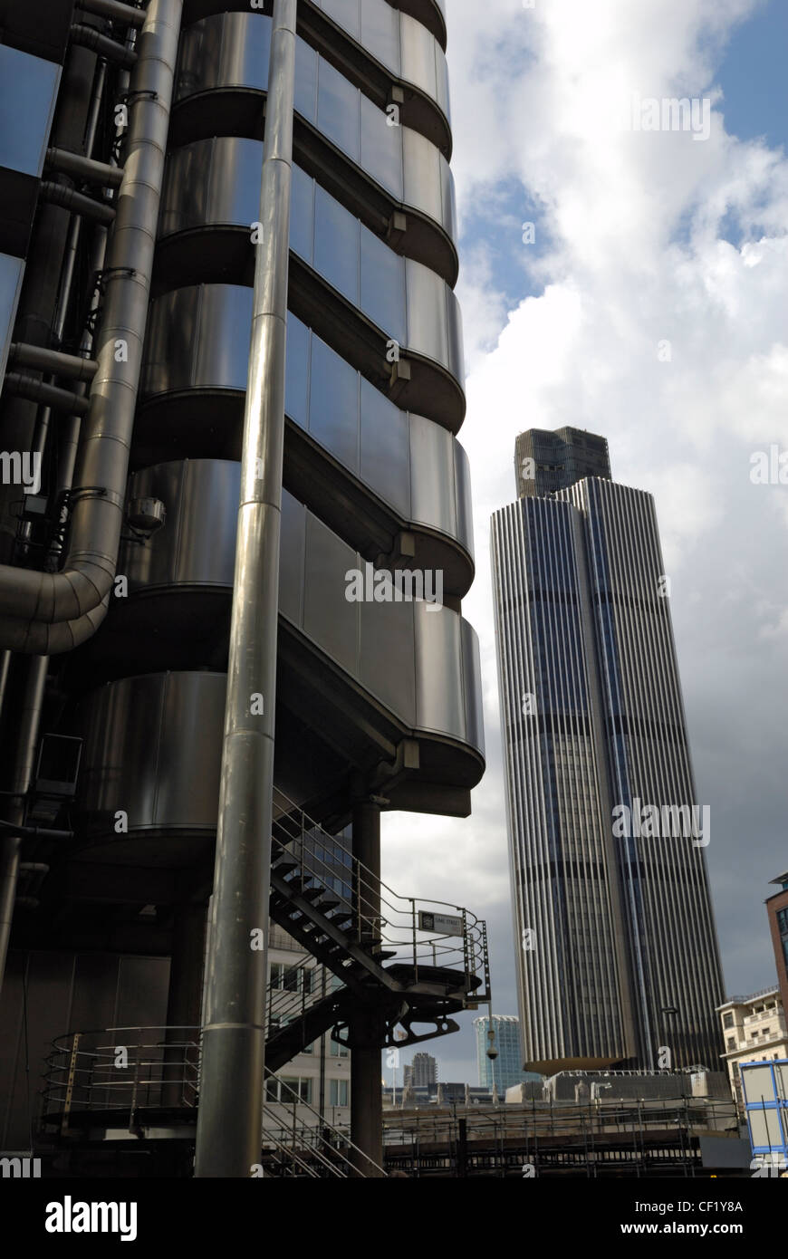 Die Lloyds Gebäude mit Tower 42, ehemals der NatWest Tower, im Hintergrund. Stockfoto