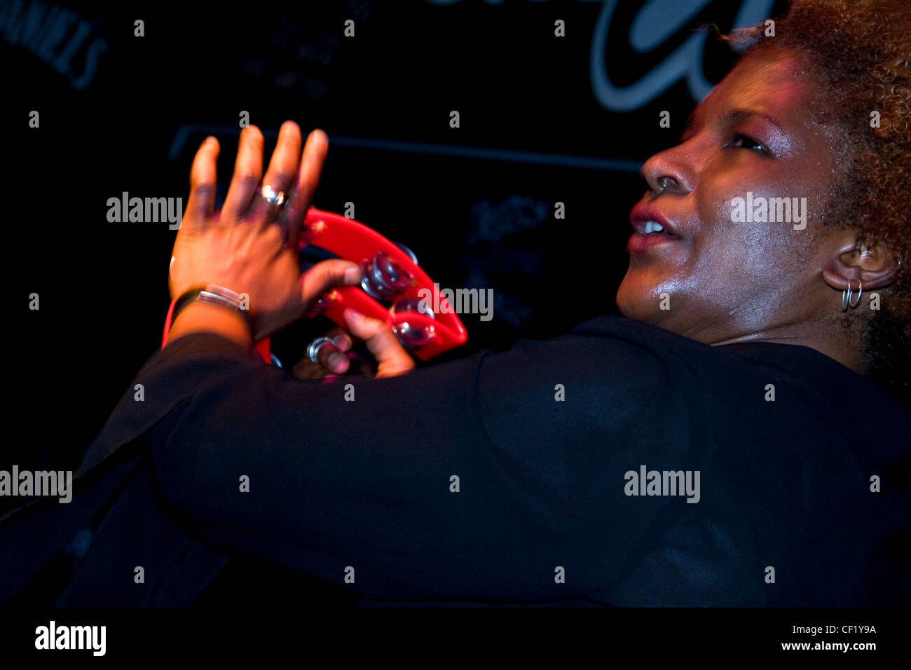 Blues und Soul-Sängerin Kathleen Pearson-Thomas die live in The Doghous Pub während der 2011 Dundee Blues Bonanza, UK Stockfoto