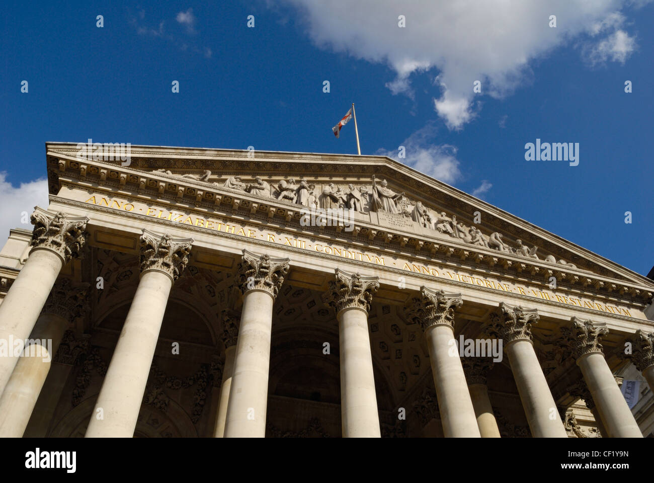 Das Royal Exchange-Gebäude umfassend umgebaut, im Jahr 2001 zu Heimat einiger der besten Luxusmarken der Welt. Stockfoto