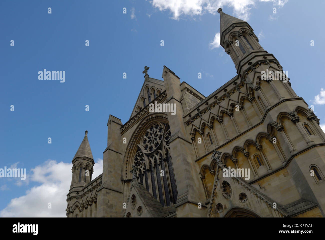 Ein Blick nach oben auf der Westfassade der Kathedrale und Kloster Kirche St. Alban, auch bekannt als St. Albans Kathedrale. Die Katze Stockfoto