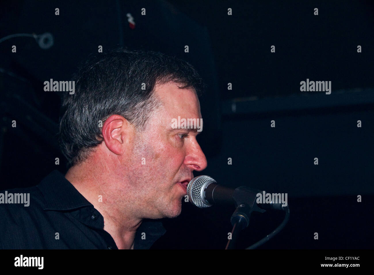 Nahaufnahme der Bassist Jim Grimmond Midnight Blues Band singen während ihrer Performance in der Seele-Diskothek in Dundee, Großbritannien Stockfoto