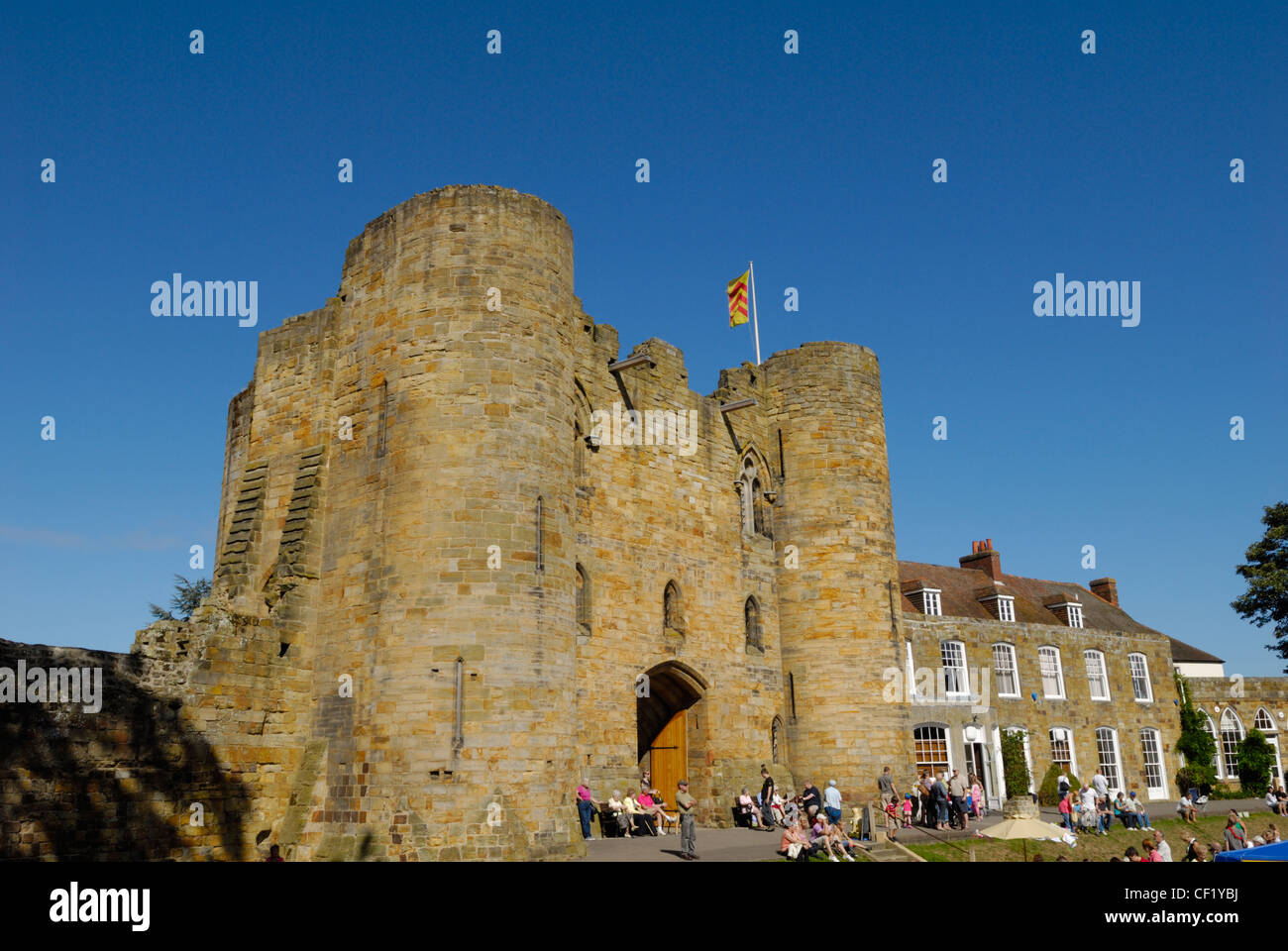 Besucher genießen die Sonne von der Motte und Bailey Torhaus von Tonbridge Castle, eines der besten Beispiele in England aus Stockfoto