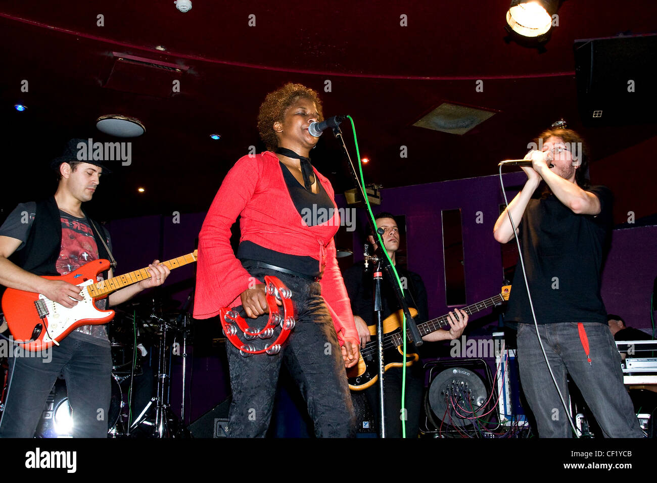 Kat & Co Blues Band, die live während der Dundee Blues Bonanza 2011, UK Stockfoto