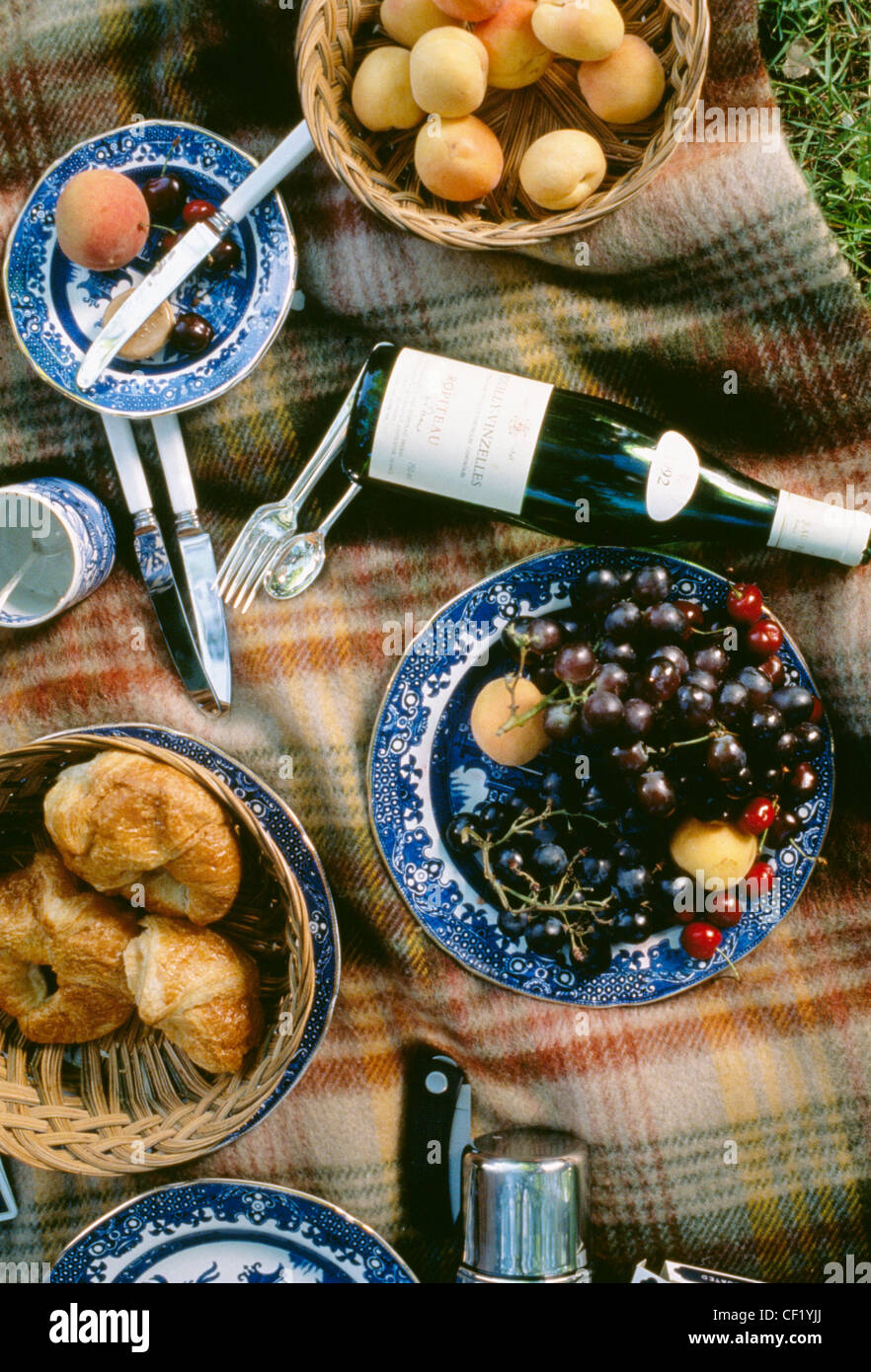 NOTSALE IN Finnland, Schweden, Norwegen, Dänemark und Italien Luftbild Picknick Teppich blau-weiße China halten Appricots, Stockfoto