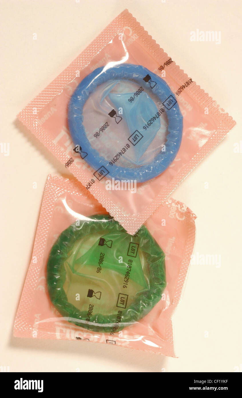 Eine grüne und eine blaue Kondom in Pakete Stockfoto