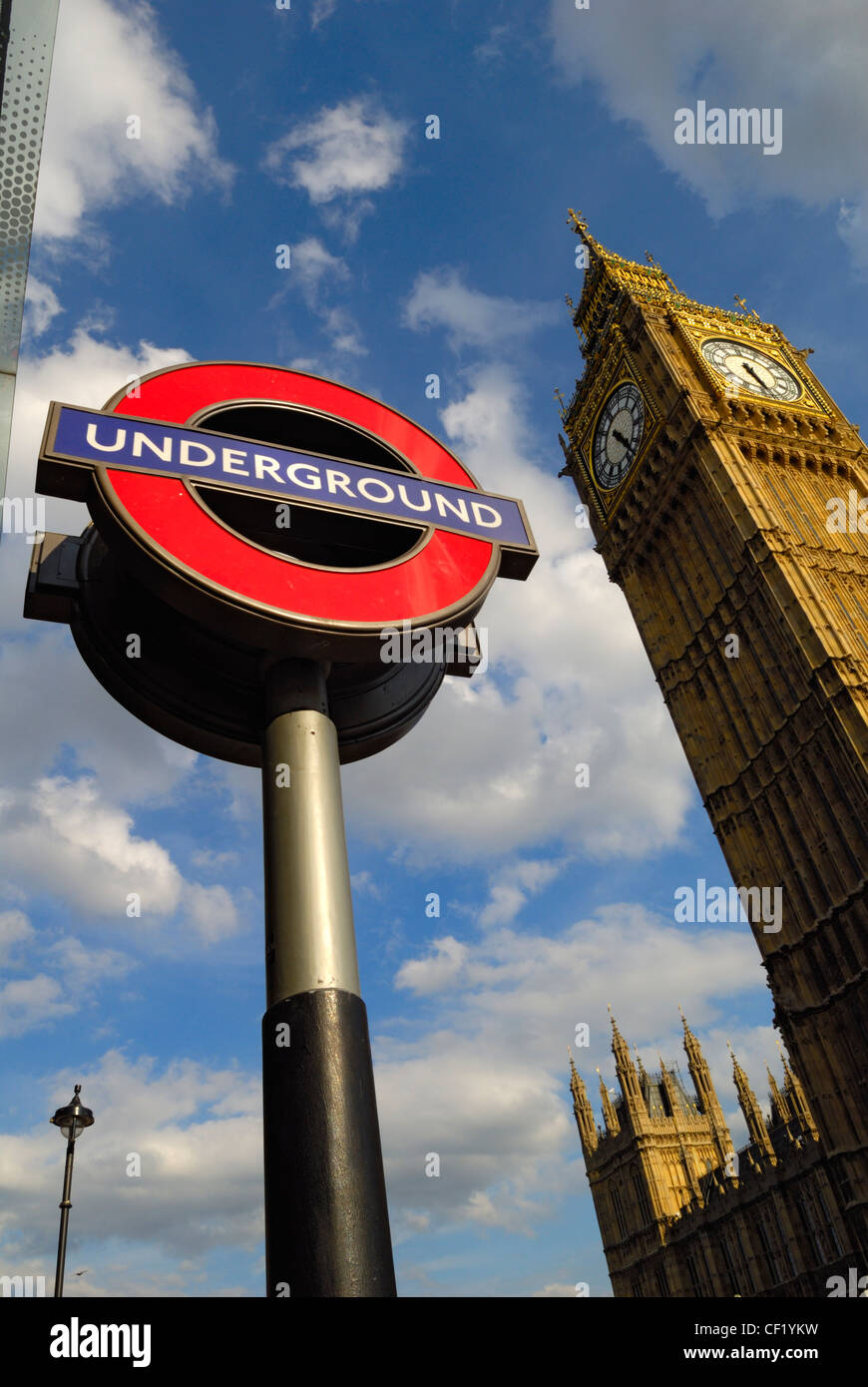 Big Ben London Underground Zeichen außerhalb Westminster u-Bahnstation überragt. Stockfoto