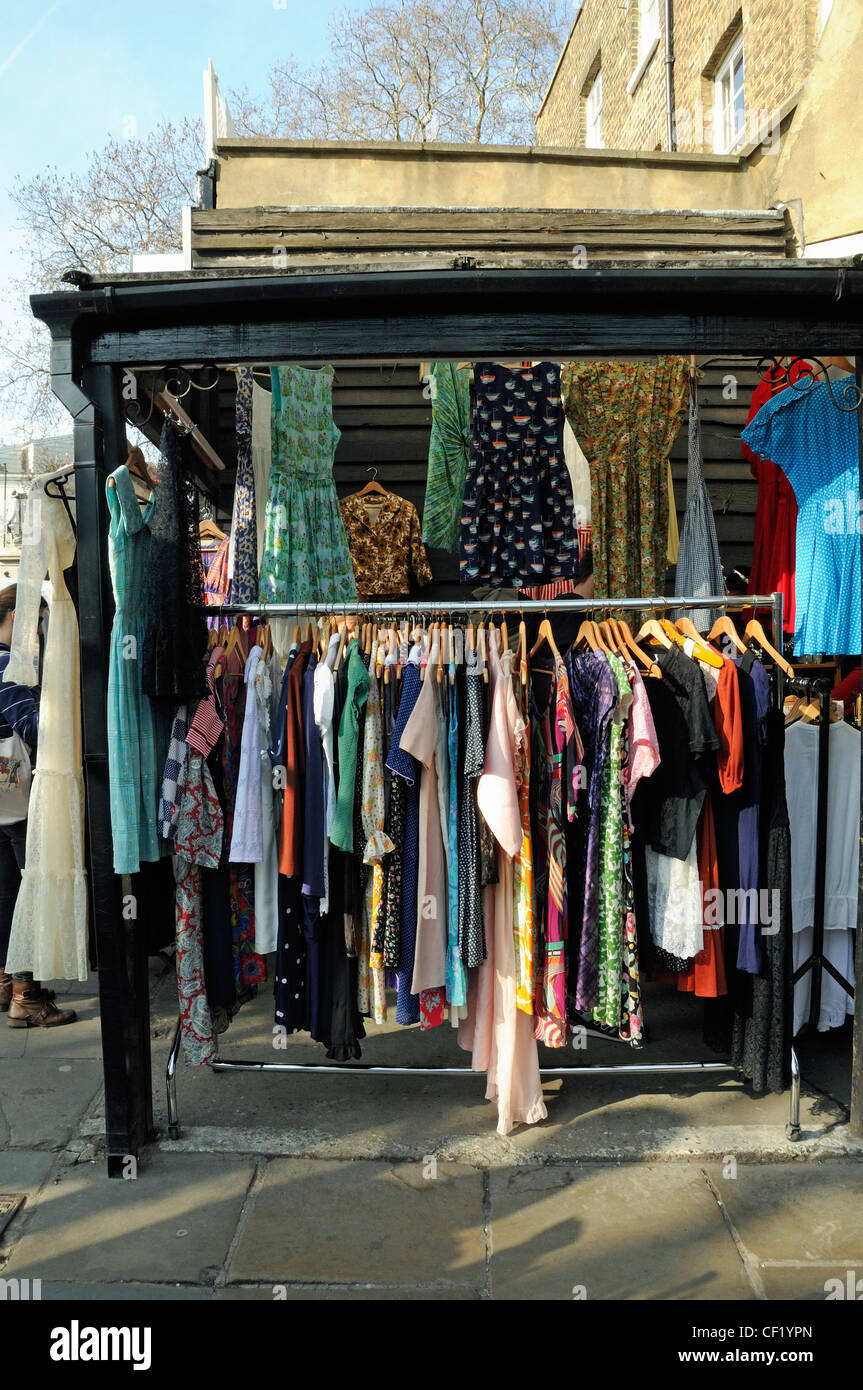 Kleiderstange voller Vintage-Kleider zum Verkauf in Camden Passage in Islington London England UK Stockfoto