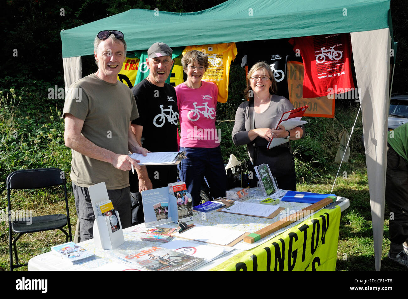 Radfahren-Aktivisten, Islington Radfahrer Action Group ICAG Mitglieder, hinter einen Stand auf der Gillespie Park Festival Highbury London Stockfoto