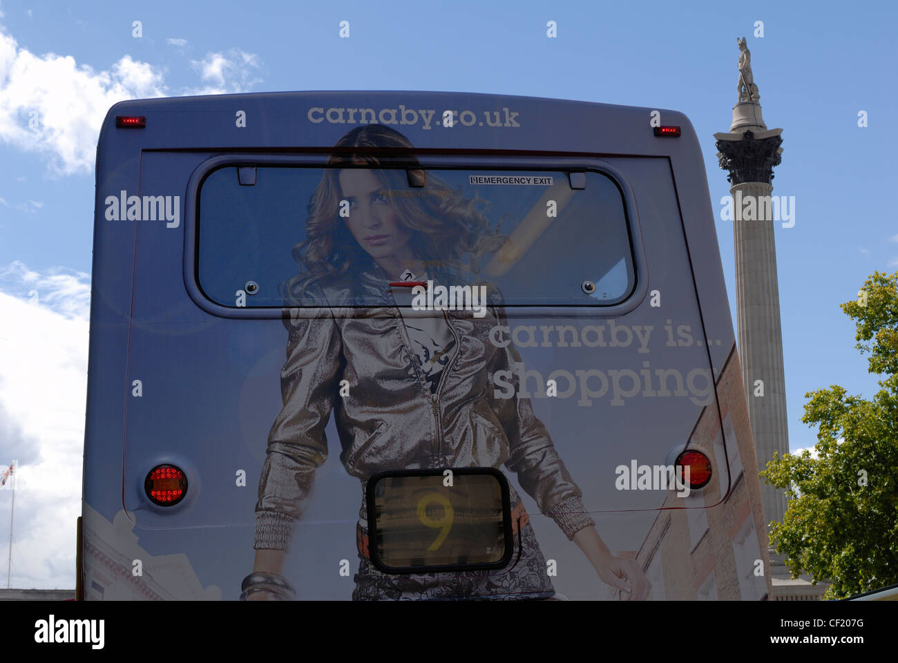 Carnaby Street Werbung auf der Rückseite eines Busses am Trafalgar Square. Carnaby Street befindet sich in Soho in der West End Lond Stockfoto