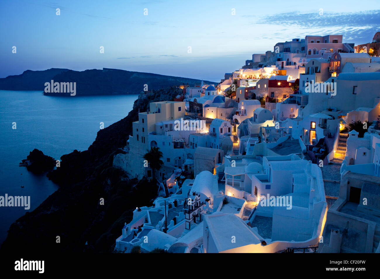 Ein Blick auf die traditionellen griechischen Dorf Oia in der Abenddämmerung Stockfoto