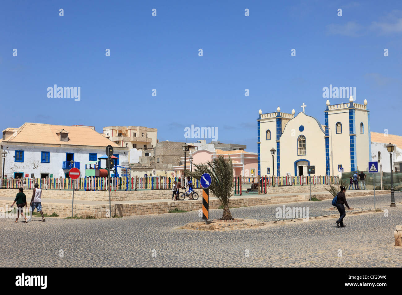 Straßenszene in der Hauptplatz mit der katholischen Kirche St Isobel in Sal Rei, Boa Vista, Kap Verde Inseln. Stockfoto