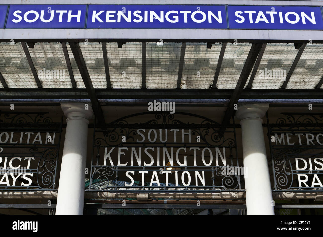 Alte und moderne Beschilderung außerhalb South Kensington u-Bahnstation in Pelham Street. Stockfoto