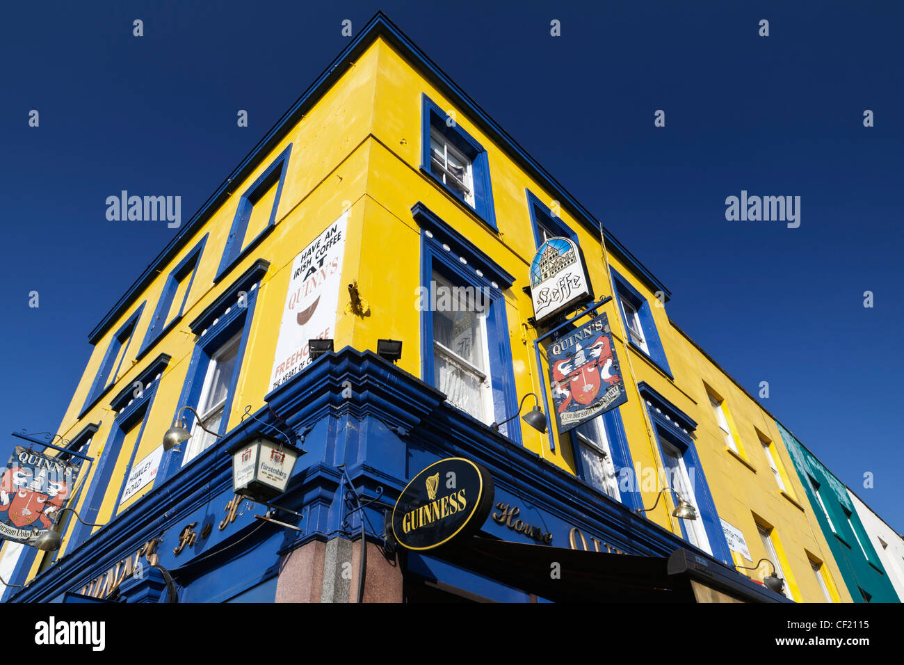 Das lebendige Exterieur Quinns Kneipe in Kentish Town. Stockfoto