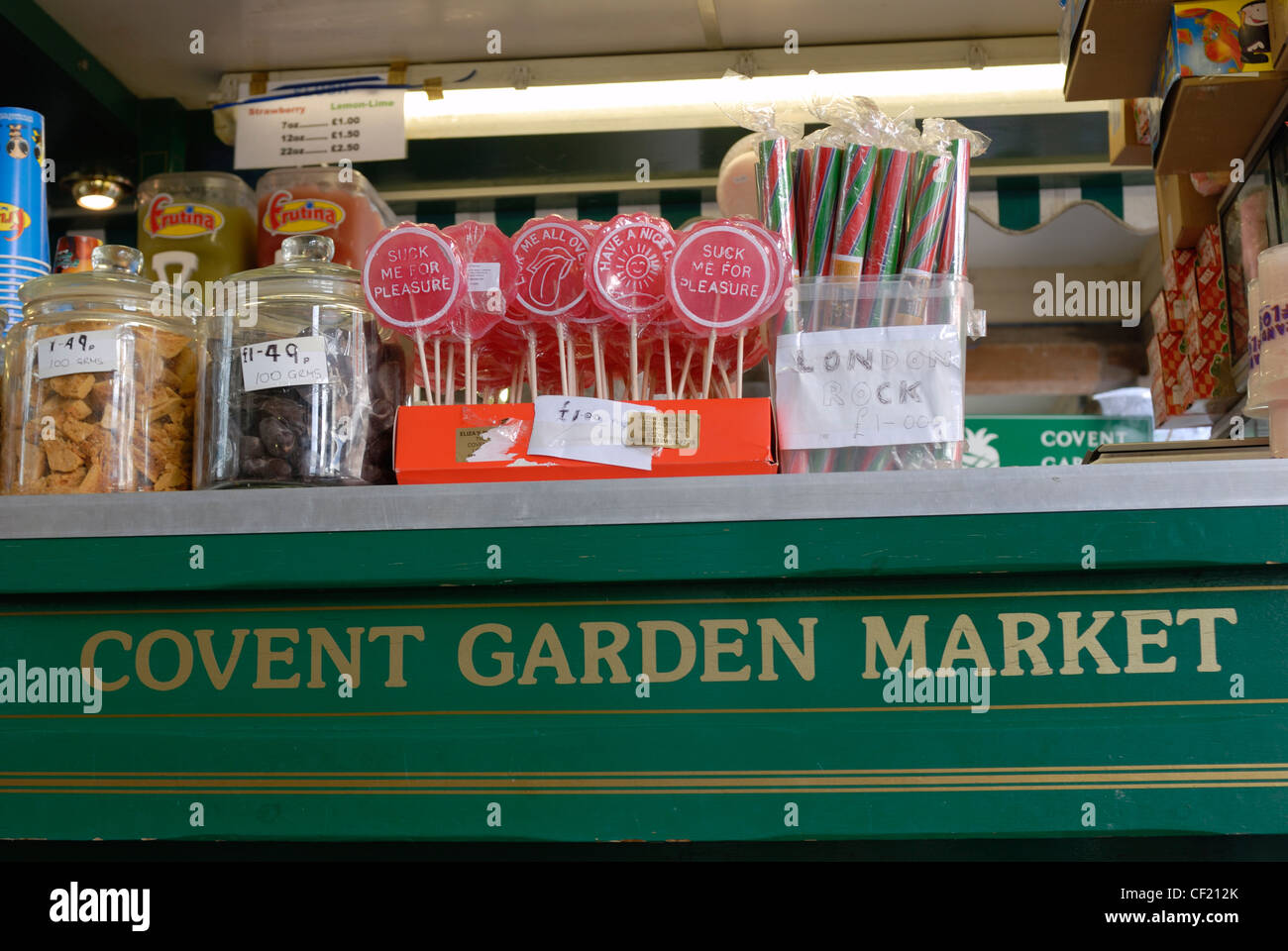 Ein Stall in Covent Garden Markt verkauft eine Auswahl an Süßigkeiten und traditionellen Rock. Stockfoto