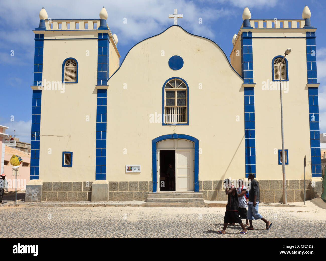 Koloniale Architektur der katholischen Kirche St Isobel vorne. Largo Santa Isobel, Sal Rei, Boa Vista, Kap Verde Inseln. Stockfoto