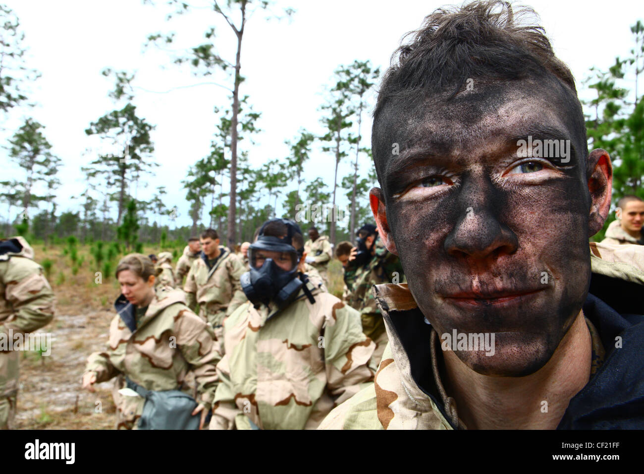 CAMP LEJEUNE, N.C. - M291 Dekontaminationspuder deckt CPL ab. Bart Steinburgs, ein Datensystemspezialist mit dem Kommandopol der 24. Marine Expeditionary Unit, steht während des jährlichen chemischen, biologischen, radiologischen und nuklearen Verteidigungstrainings an Bord des Camp Lejeune, N.C. vor 27. Februar 2012. Diese Schulung ermöglichte es den Marines, die neue allgemeine Gasmaske M50 für den gemeinsamen Service zu verwenden. Steinburg ist ein Eingeborener der Region der Tausend Inseln, N.Y. Stockfoto