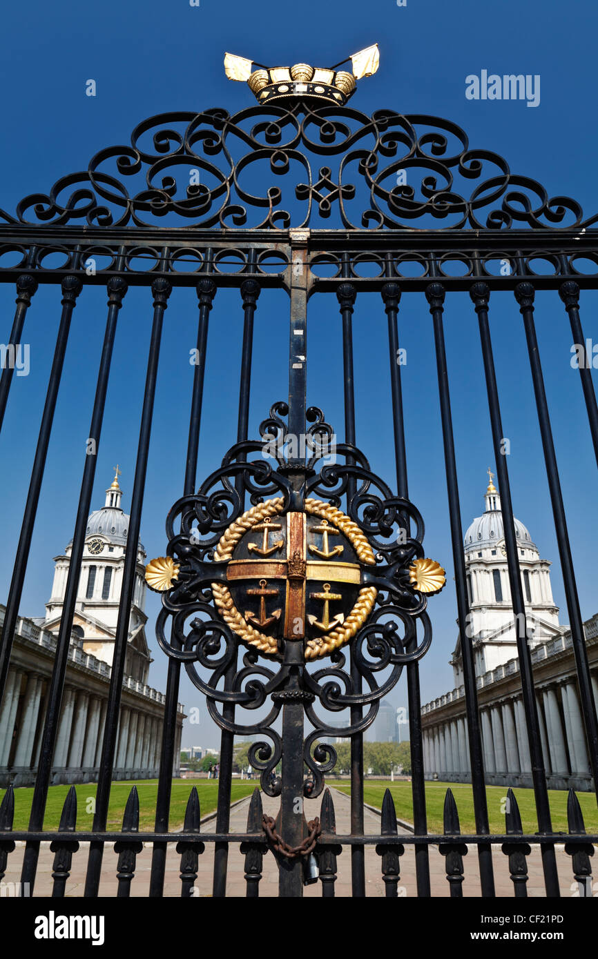 Greenwich Hospital Abzeichen auf ein Tor an der Old Royal Naval College am Südufer der Themse in Greenwich. Stockfoto