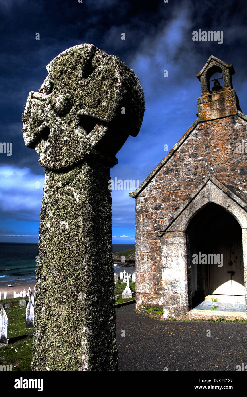 Barnoon Kapelle, keltische Kreuz und Friedhof, mit blauen Sommerhimmel, Küstenort St. Ives Cornwall Stockfoto