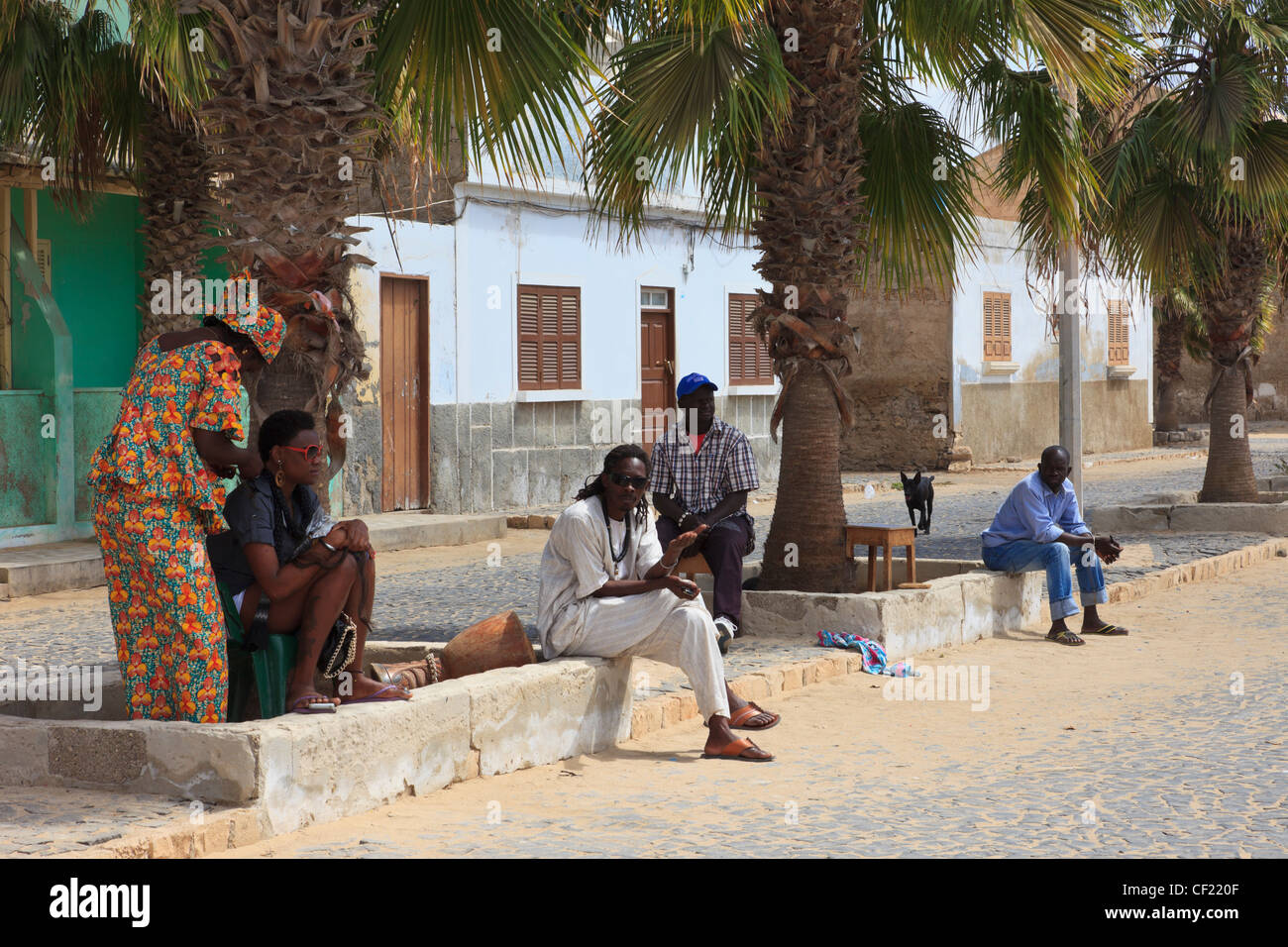 Typische Straßenszene in der Stadt mit Einheimischen unter Palmen. Sal Rei, Boa Vista, Kapverdische Inseln Stockfoto