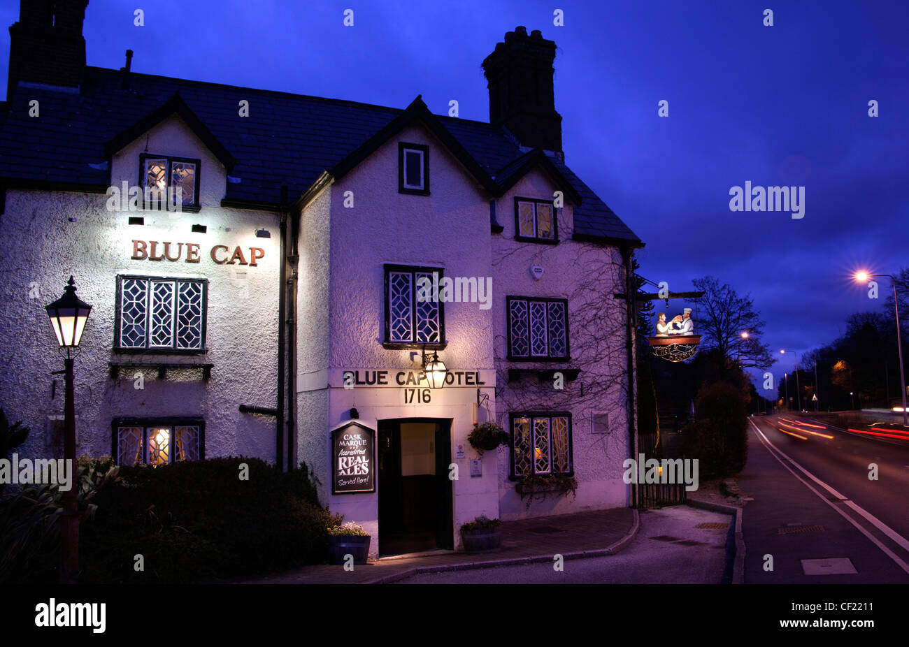 Blaue Kappe historische Kneipe und Trinkstelle A556 bei Dämmerung, Cheshire, England, Vereinigtes Königreich Stockfoto