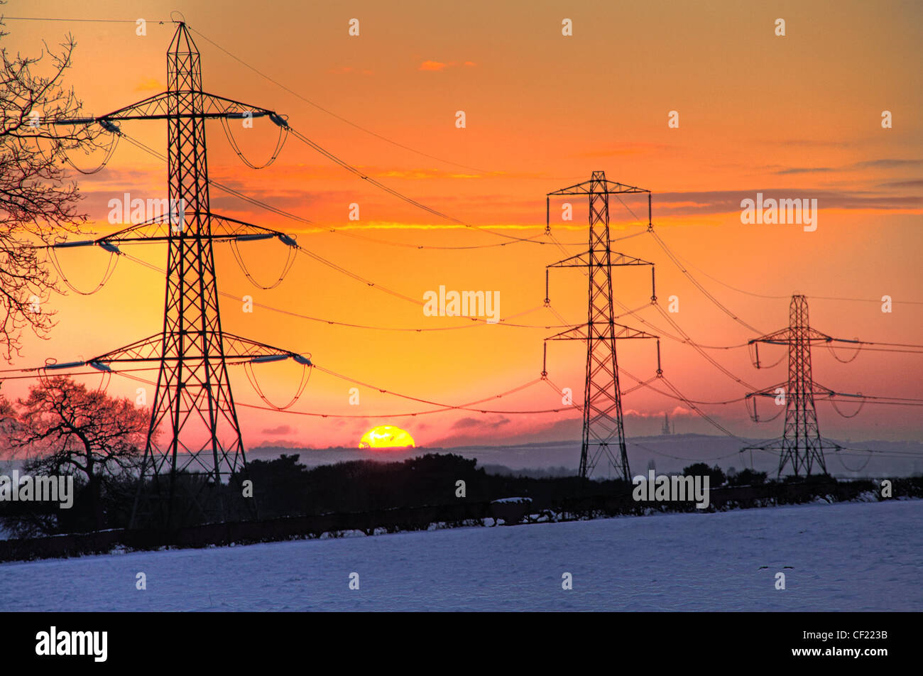 Schneereiche Winter Cheshire Stromleitungen Sonnenuntergang Stockfoto
