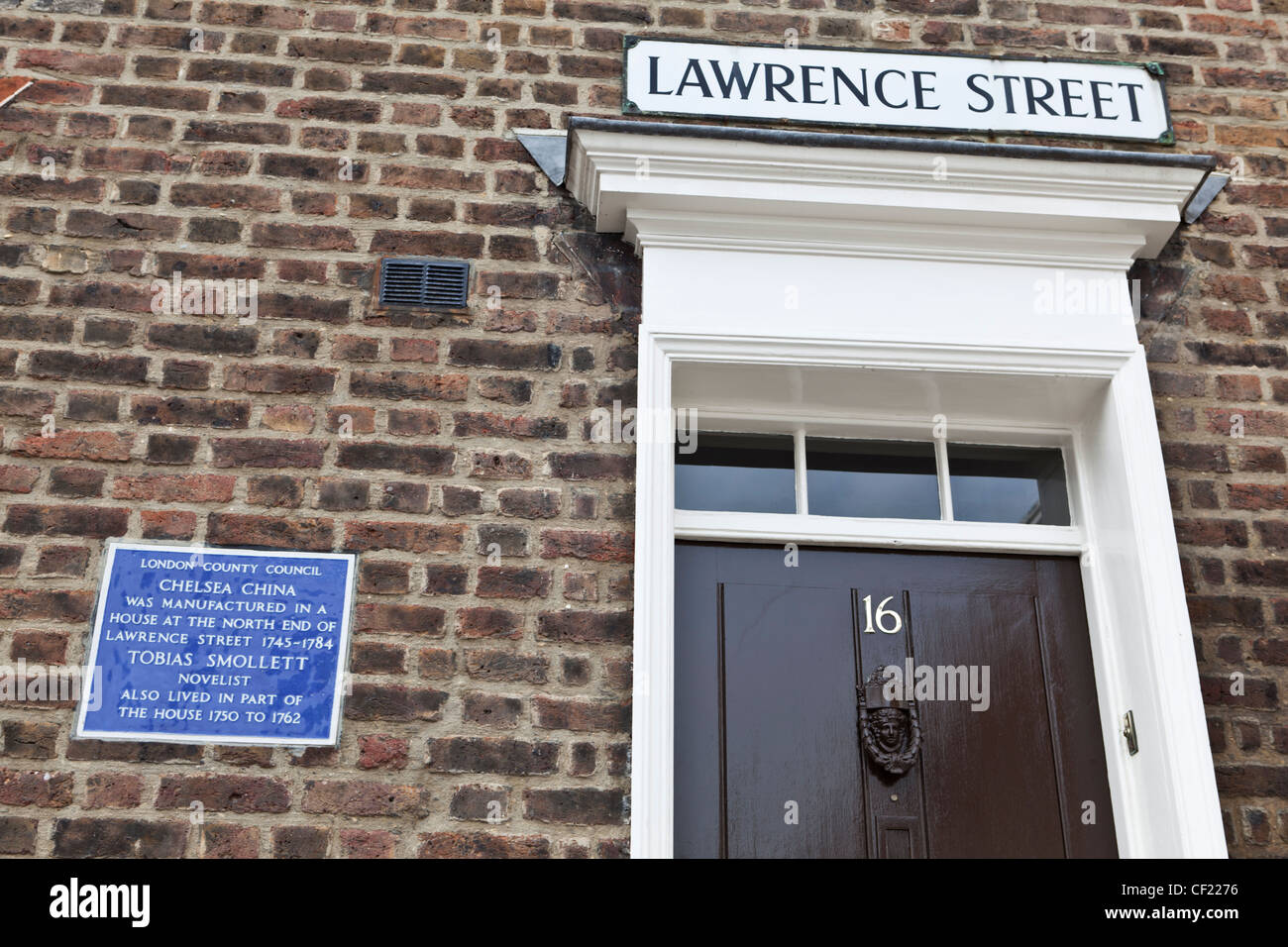 London County Council-Plakette an der Wand des 16 Lawrence Street feststellend, dass Chelsea China in einem Haus an der Nort hergestellt wurde Stockfoto