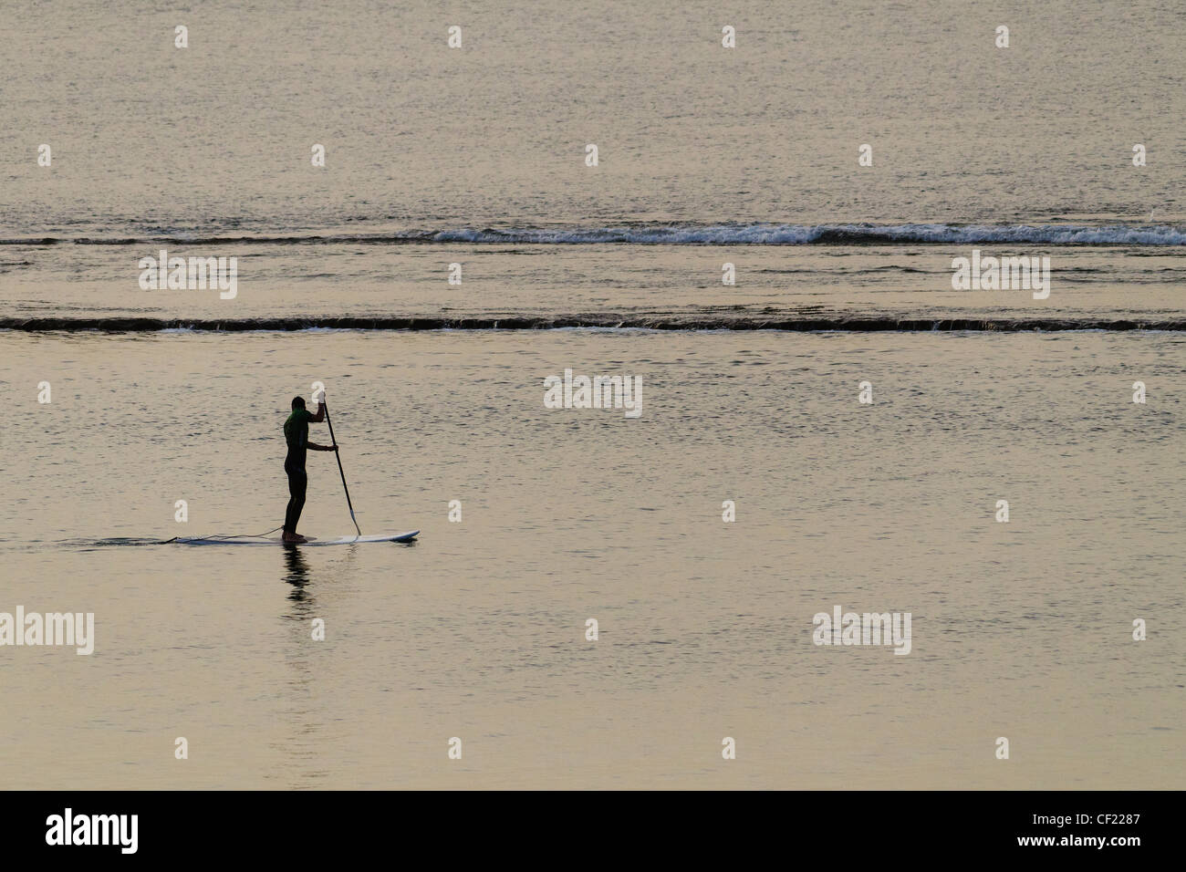 Rudern am Strand Stockfoto