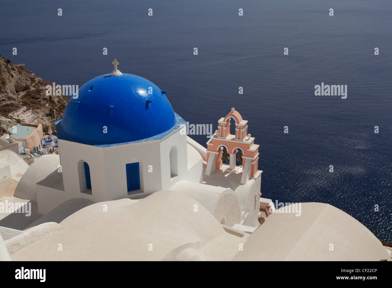 Ein Blick auf einige griechisch-orthodoxe Kirche Kuppeln thront auf einem Felsen über dem Meer und die Caldera von Santorin Stockfoto