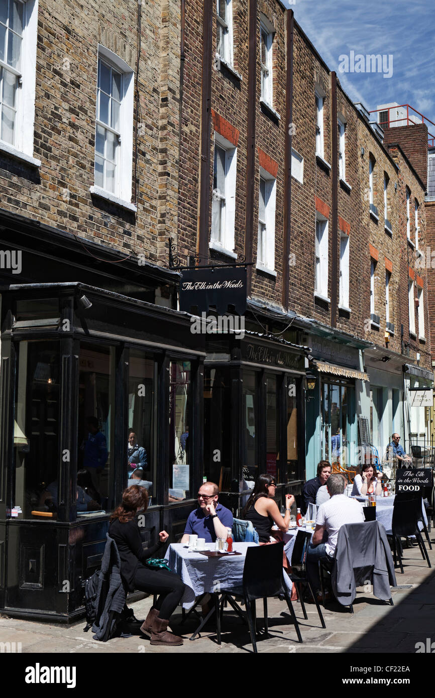 Menschen Essen im Freien ein Café in Camden Passage. Stockfoto