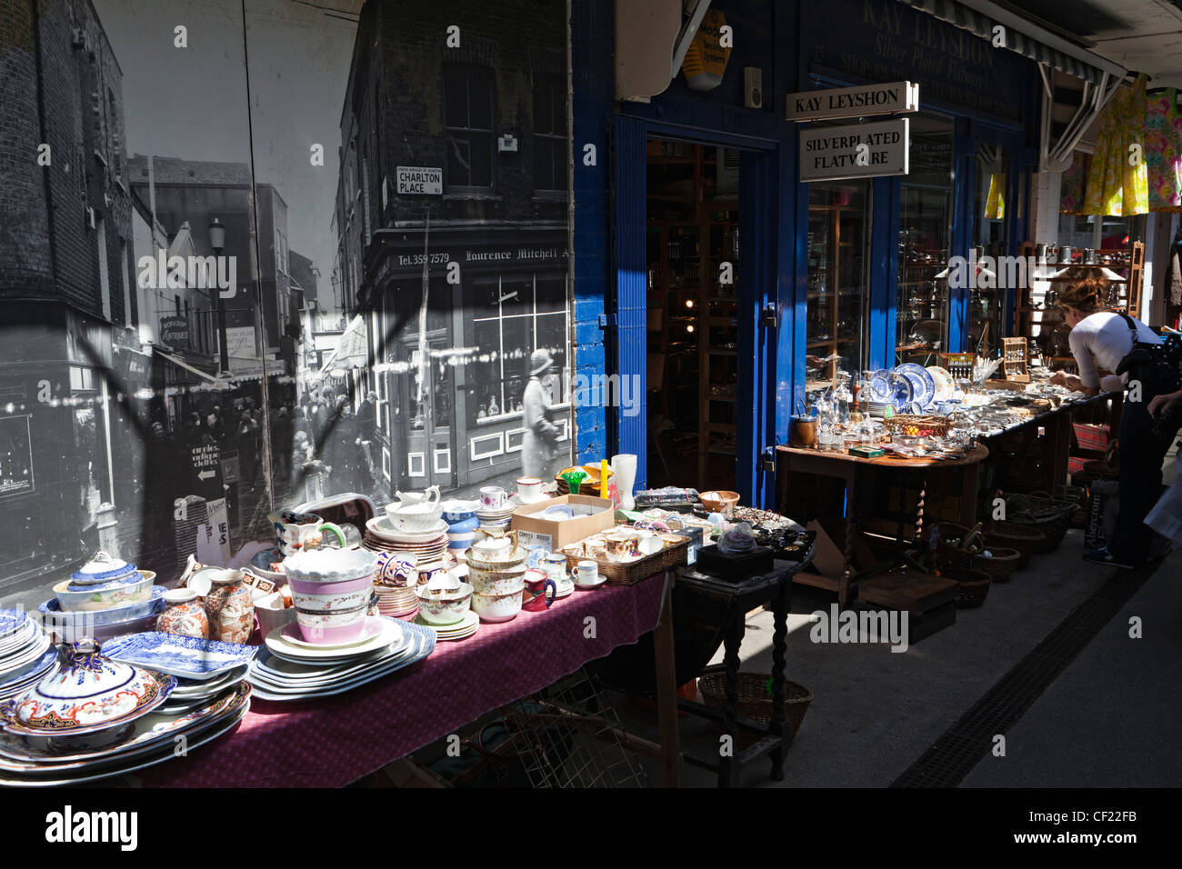 Geschirr zum Verkauf an den Antiquitätenmarkt in Camden Passage. Stockfoto