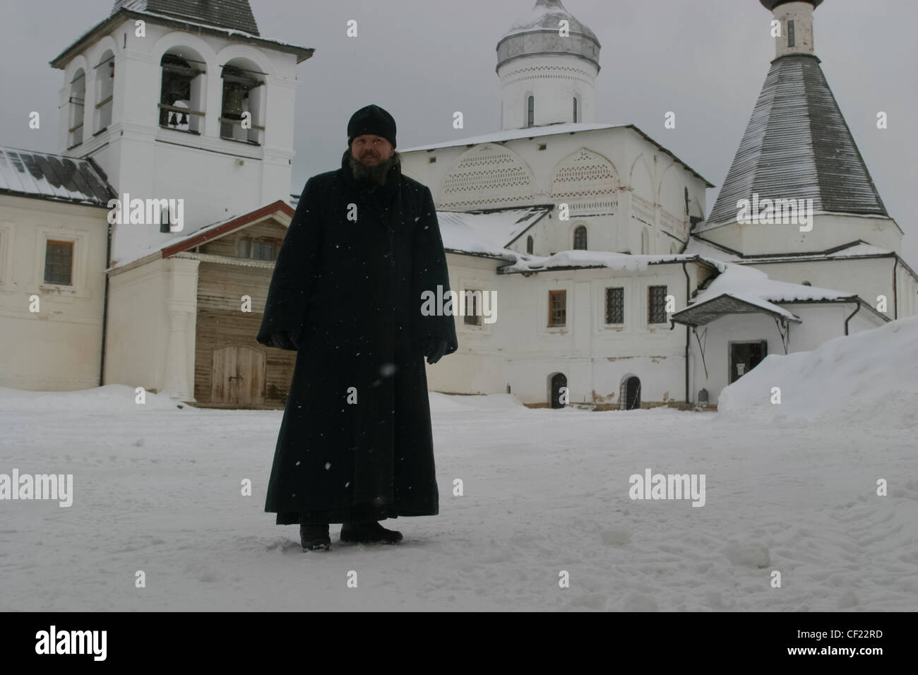 Russisch-orthodoxe Priester im Ferapontovo Kloster, Region Wologda, Russland, im winter Stockfoto
