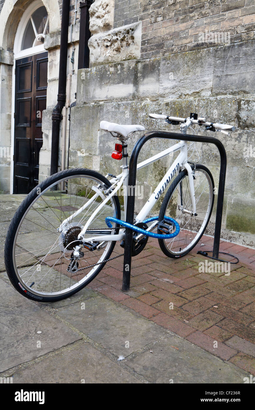 Teures Fahrrad an einen Metallpfosten mit heavy-Duty-Kette und Schloss gesichert Stockfoto