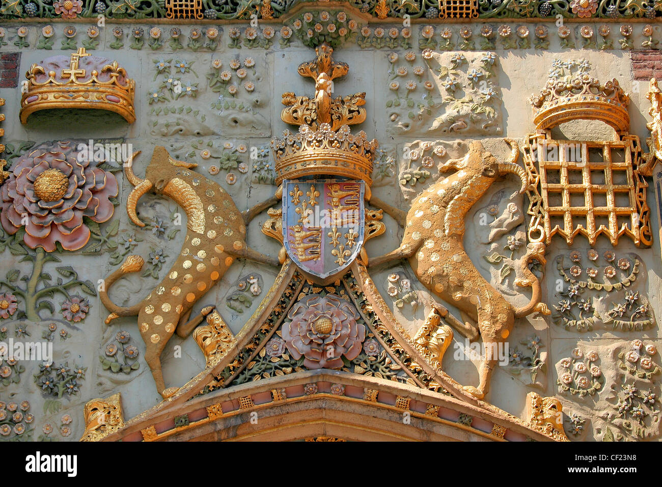 College-Motive-Wappen über Tore am St. Johns College University Chapel, von Cambridge, Cambridgeshire, England Stockfoto