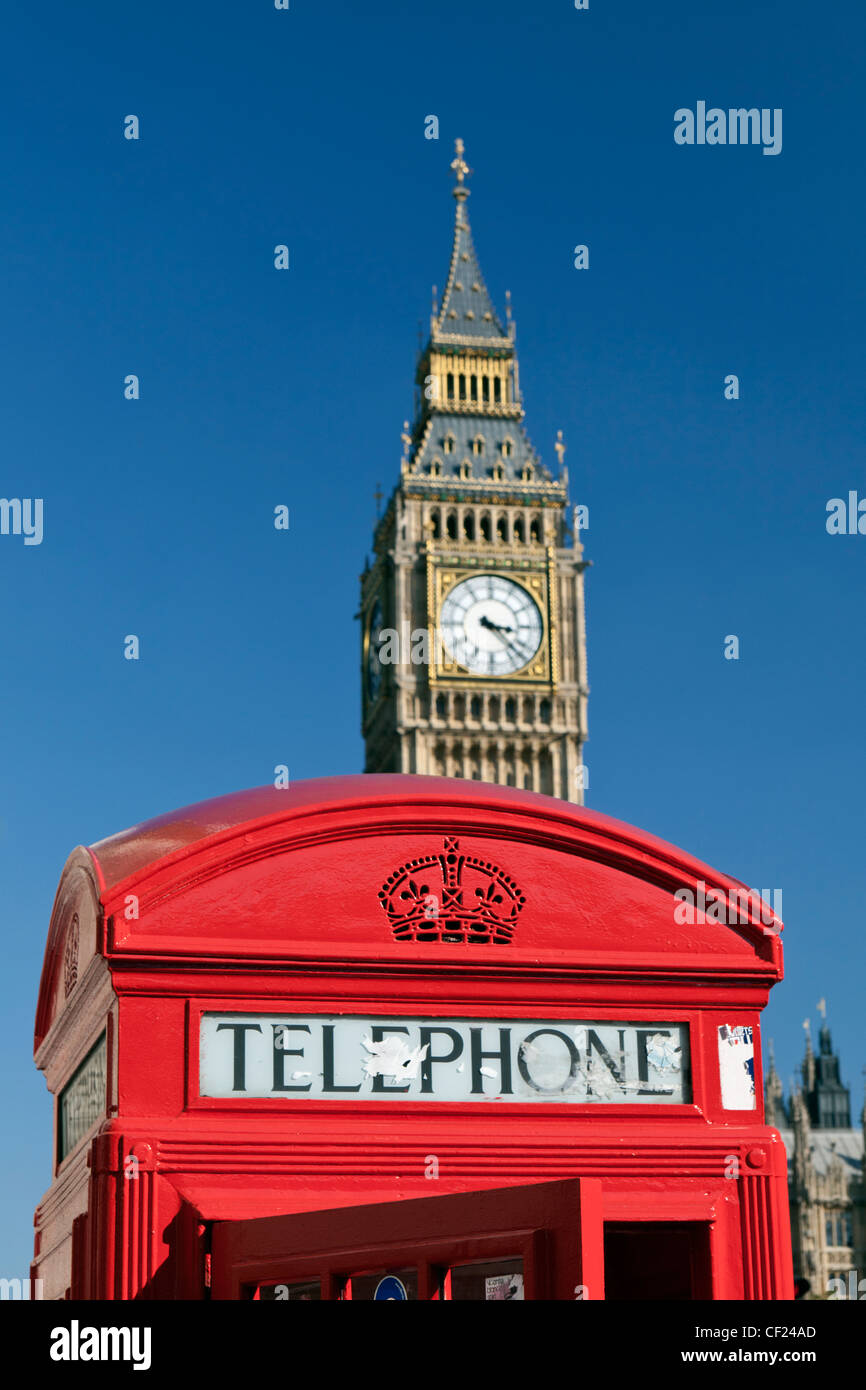 Eine rote Telefonzelle mit Big Ben im Hintergrund. Stockfoto