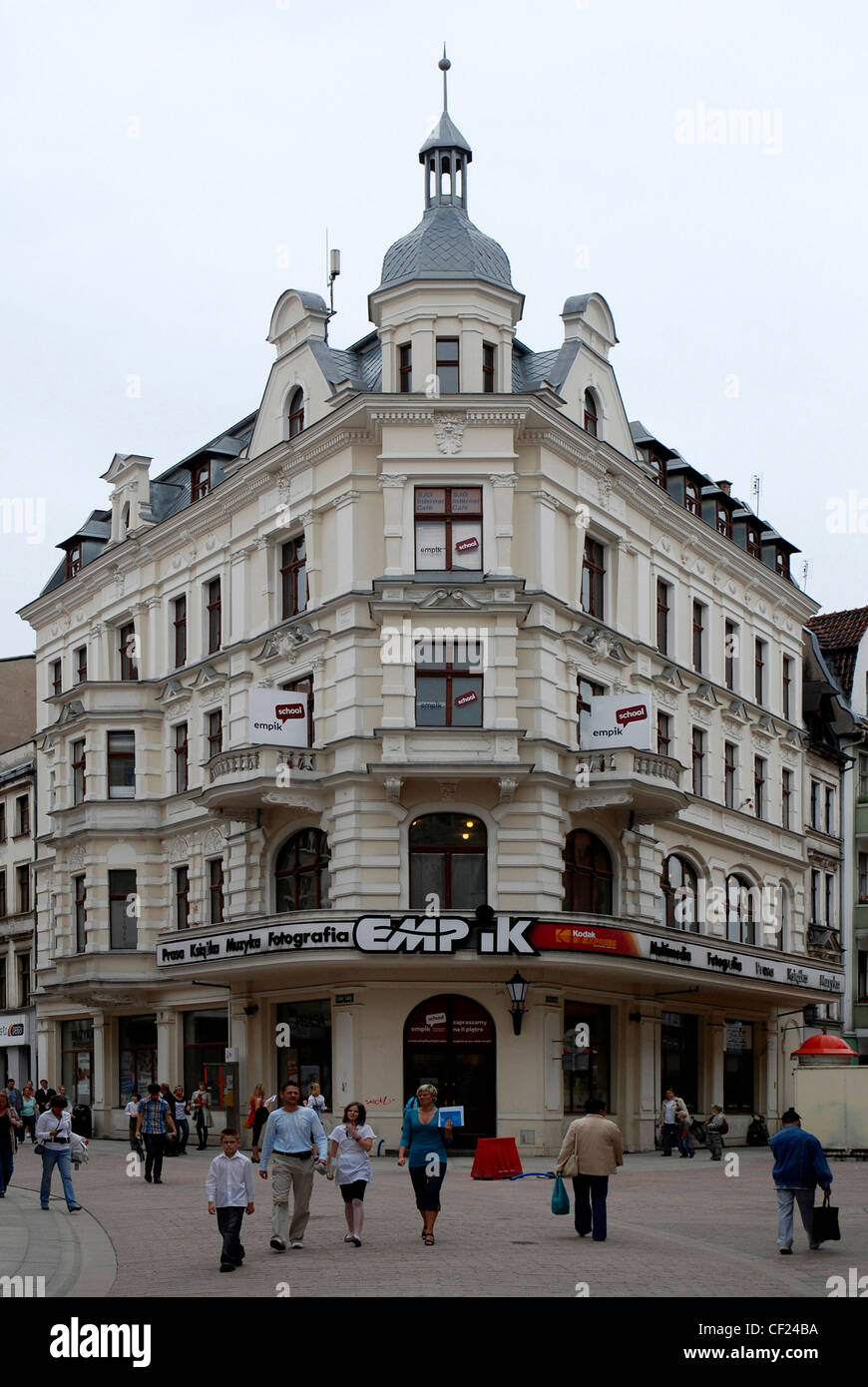 Büro-und Geschäftshaus in der Fußgängerzone der Altstadt von Torun. Stockfoto