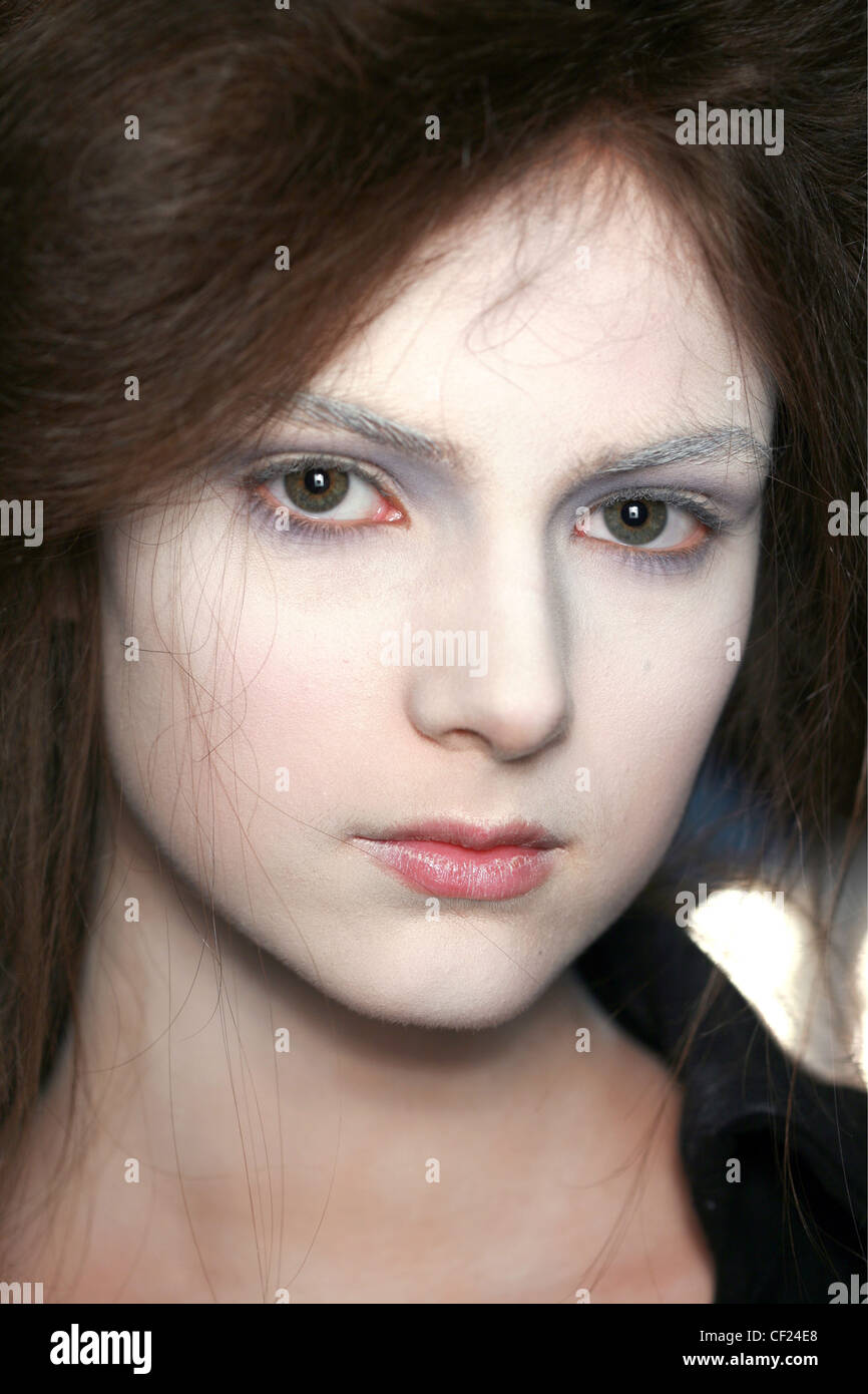 Alexander McQueen Backstage Paris bereit, tragen Frühling Sommer Nahaufnahme Gesicht des Brünette gespenstische weiße Frauengesicht Make-up, rosa Stockfoto