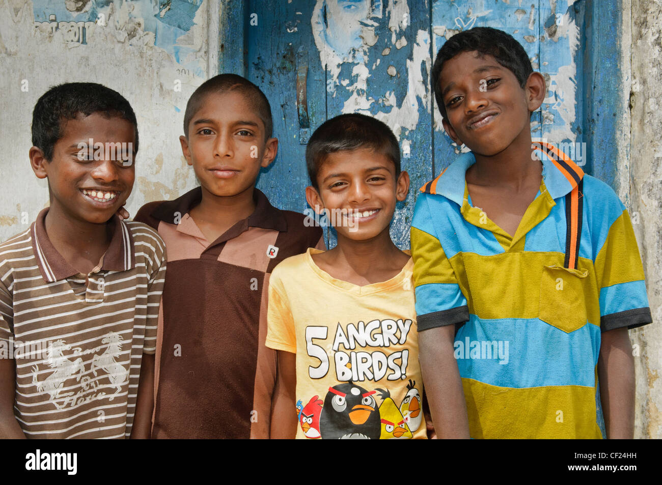 Porträt von Tamil Teepflückerinnen Kinder auf der Dambatenne Plantage, in der Nähe von Haputale, Sri Lanka Stockfoto