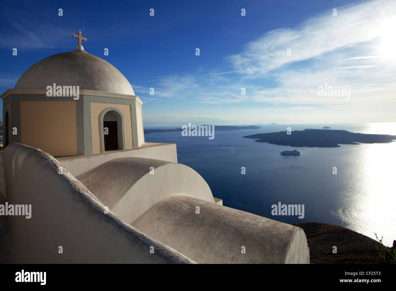 Eine traditionelle griechische Insel-Kirche mit einem tiefblauen Himmel und das Meer dahinter Stockfoto