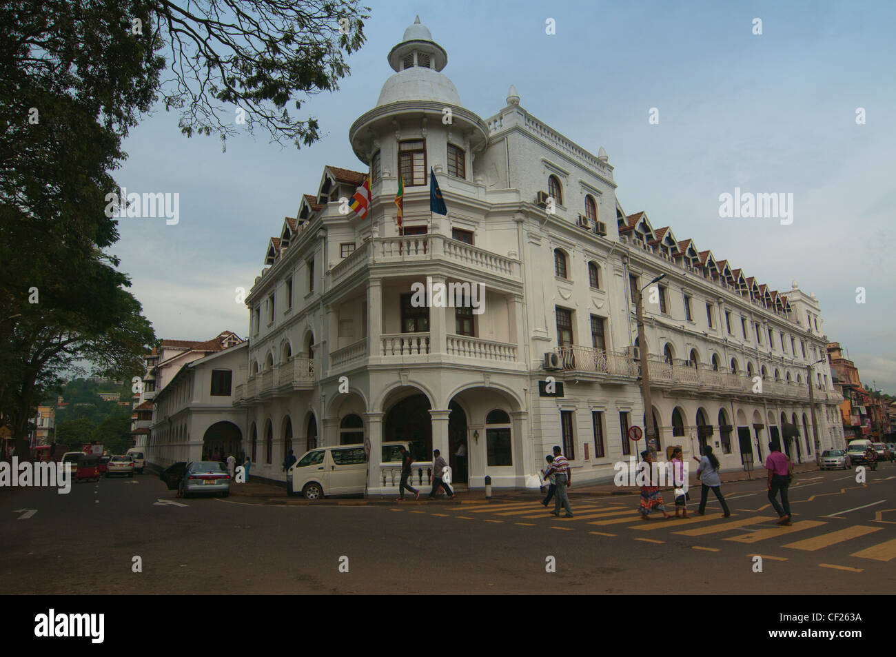 die kolonialen Queens Hotel und der Innenstadt in Kandy, Sri Lanka Stockfoto