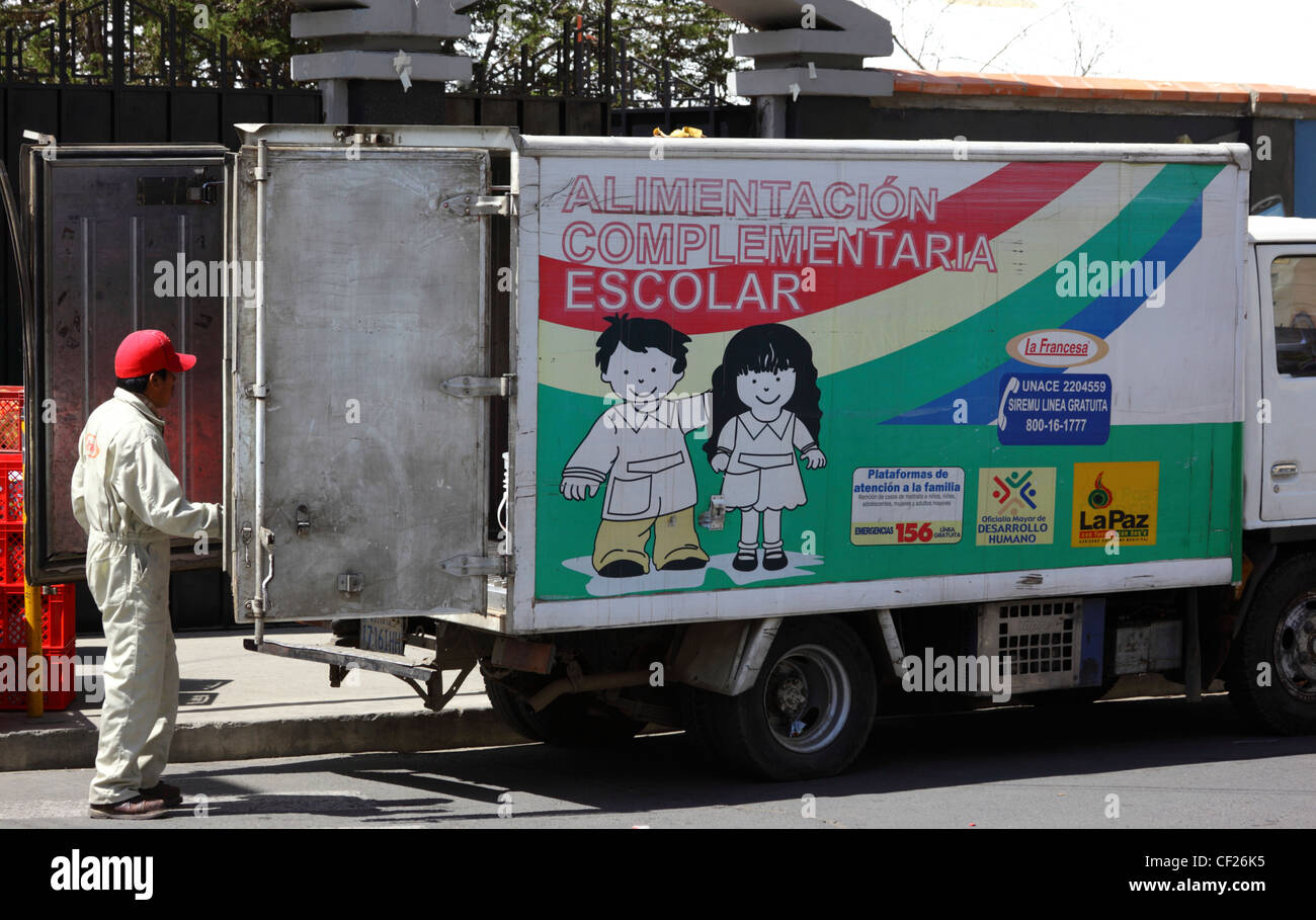 Bereitstellung von kostenloses Frühstück, eine Schule, Teil einer Kampagne der Regierung, die Zahl der unterernährten Kinder, La Paz, Bolivien Stockfoto