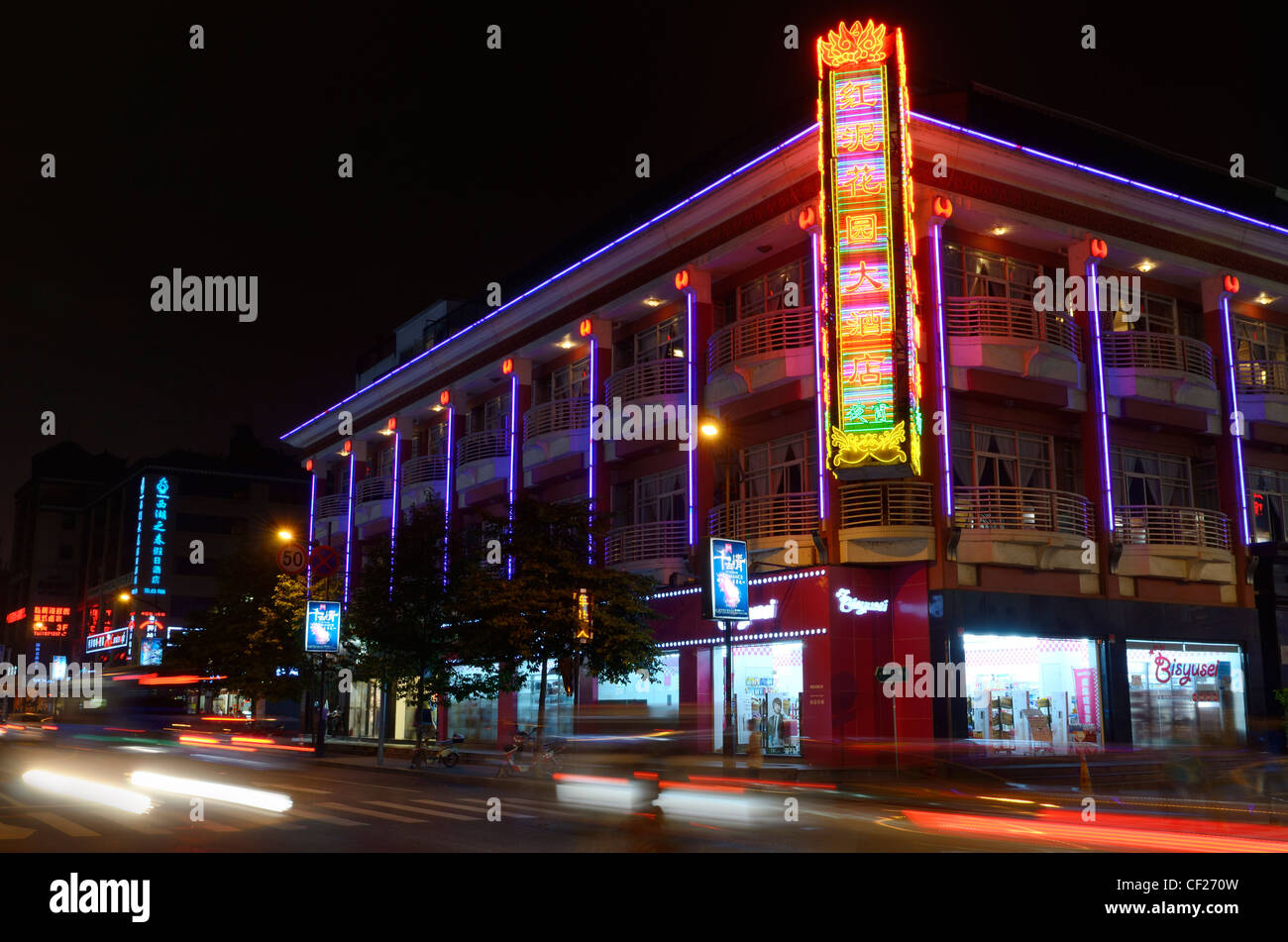 Neonlichter Geschäfte und Hotels auf Dong Po Lu Straße in der Nacht in Hangzhou Peoples Republic Of China Stockfoto
