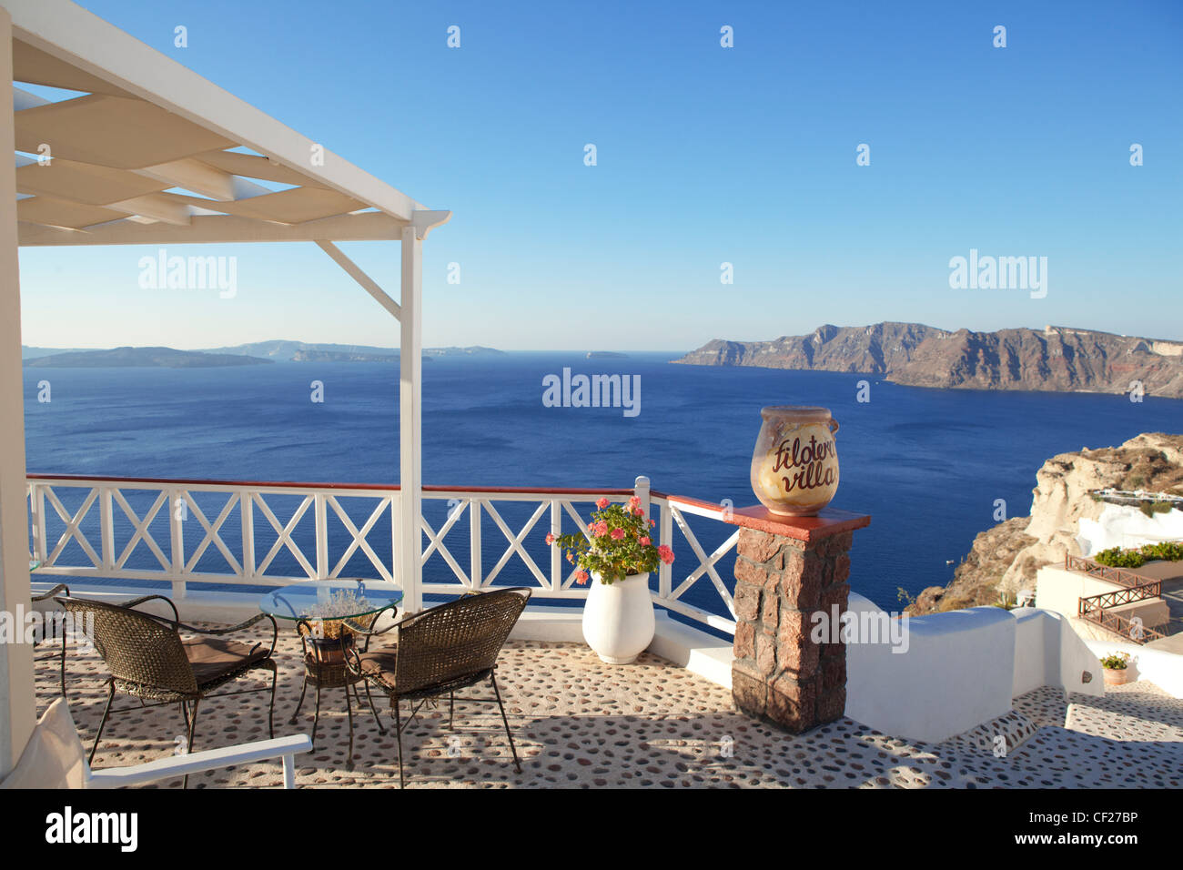 Ein Blick von einer Villa über das Meer und die Caldera von Santorin Stockfoto