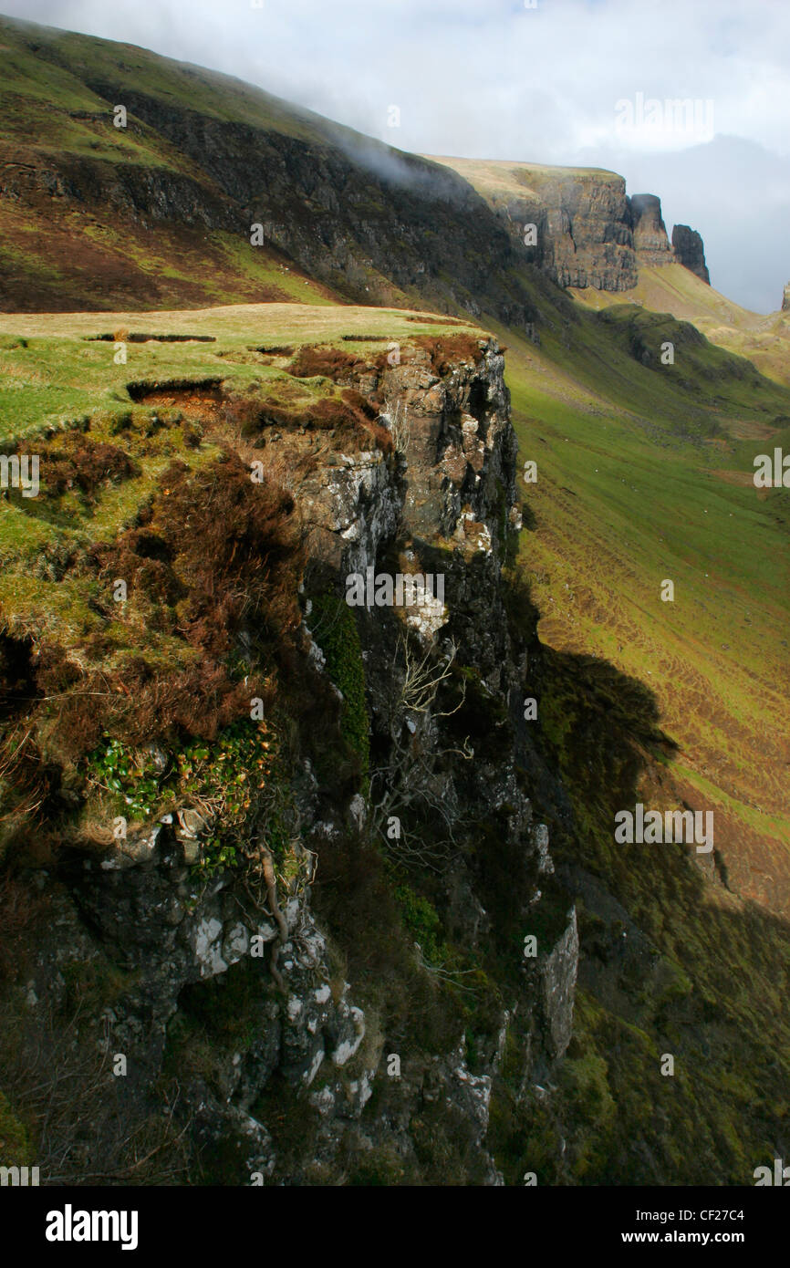 Die beeindruckenden Funktionen der Quiraing und die umliegende Bergwelt. Stockfoto